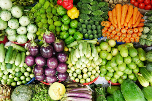 Ilustratīvs attēls. Augu valsts svaigo produktu daudzveidība. Foto: Pexels.com
