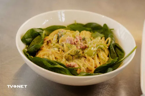 Pasta ar brokoļu un saulē kaltētu tomātu mērci