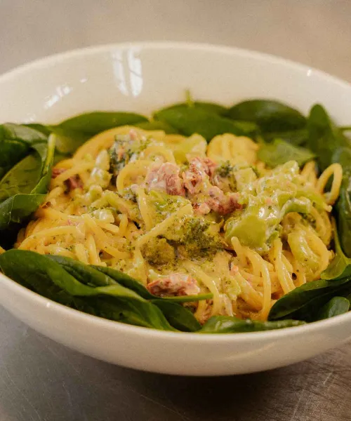Pasta ar brokoļu un saulē kaltētu tomātu mērci