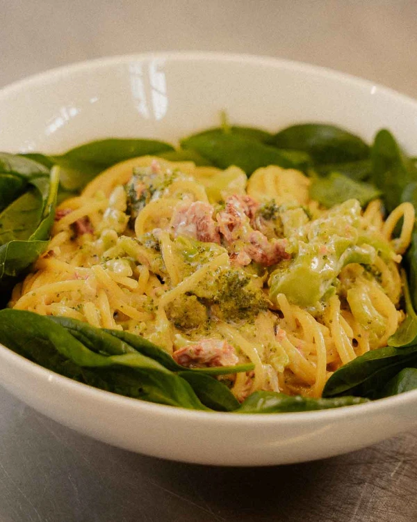 Pasta ar brokoļu un saulē kaltētu tomātu mērci