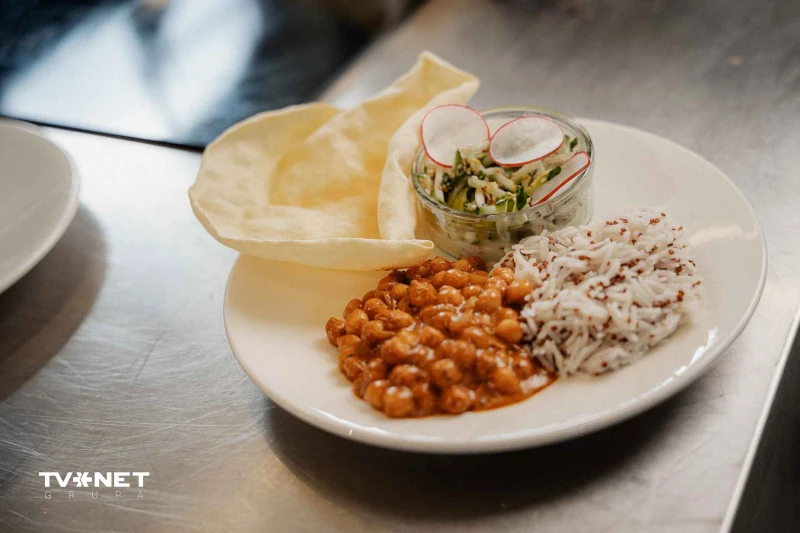 Turku zirņi krēmīgā tomātu-kokospiena mērcē ar gurķu raitu, rīsiem un tumšo kvinoju