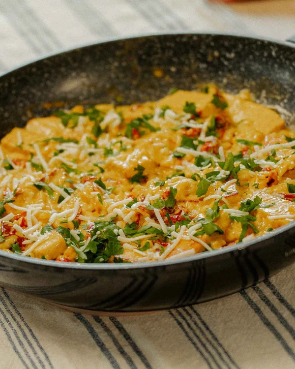Krēmīgais risotto ar tofu un saulē kaltētiem tomātiem