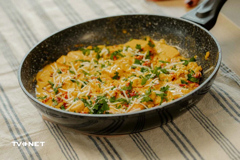 Krēmīgais risotto ar tofu un saulē kaltētiem tomātiem