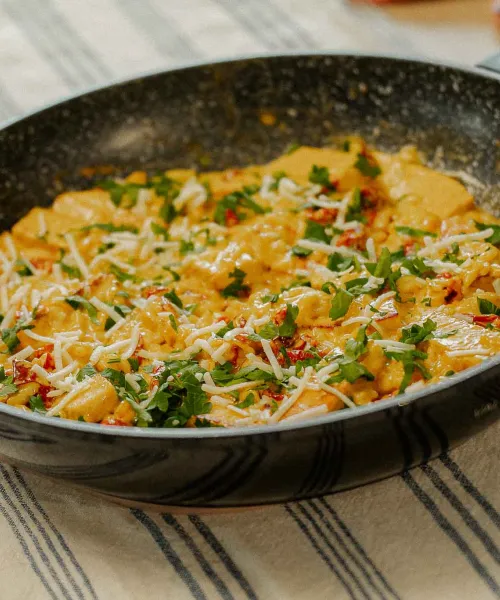 Krēmīgais risotto ar tofu un saulē kaltētiem tomātiem