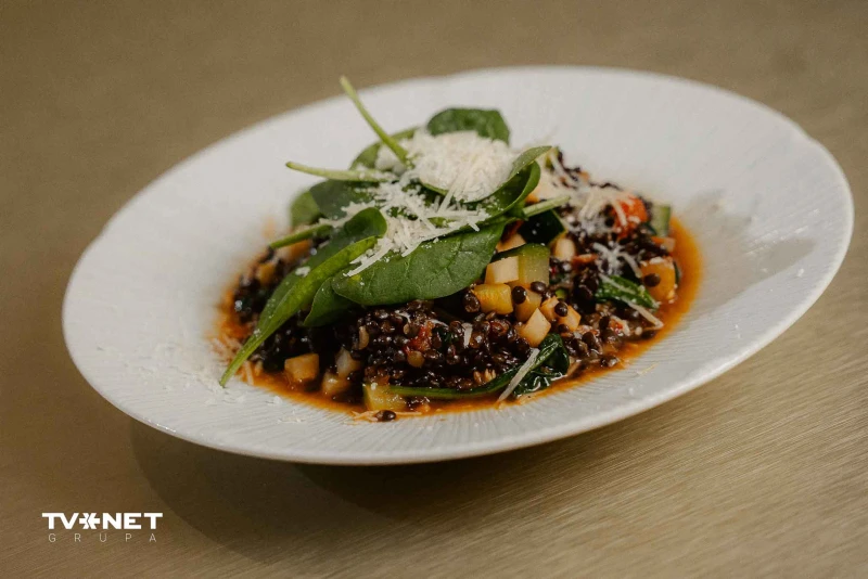 Melno lēcu sautējums ar baklažāniem, tomātiem un selerijas sakni