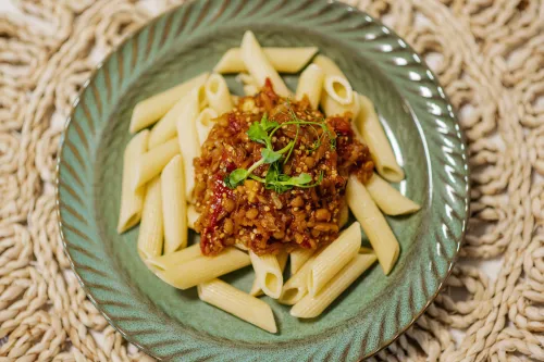 Lēcu Boloņa ar penne pastu