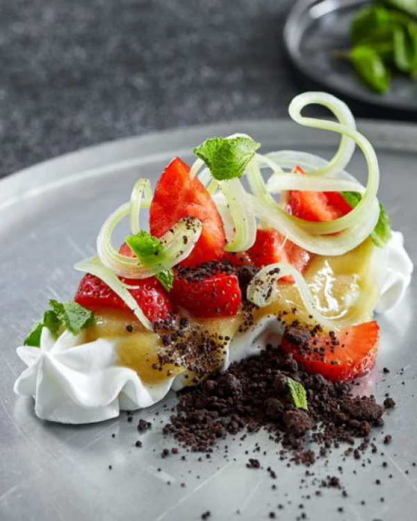Aquafaba bezē ar rabarberu ievārījumu un zemenēm