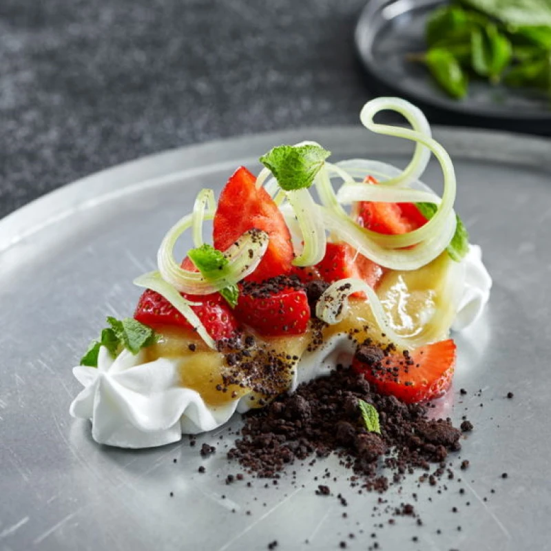 Aquafaba bezē ar rabarberu ievārījumu un zemenēm