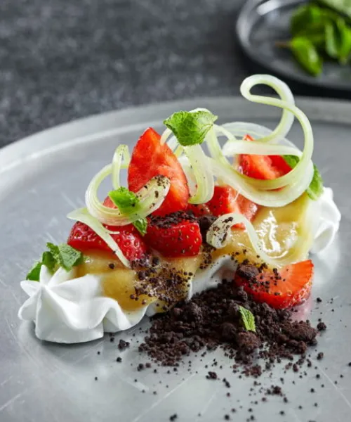 Aquafaba bezē ar rabarberu ievārījumu un zemenēm