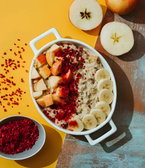 Ātrā brokastu putra ar zemesriekstu sviestu