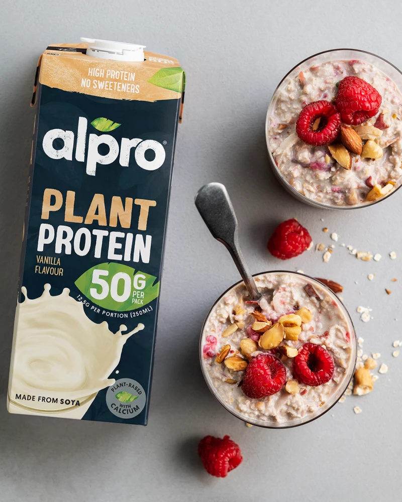 Aveņu-ābolu overnight oats ar augu proteīnu