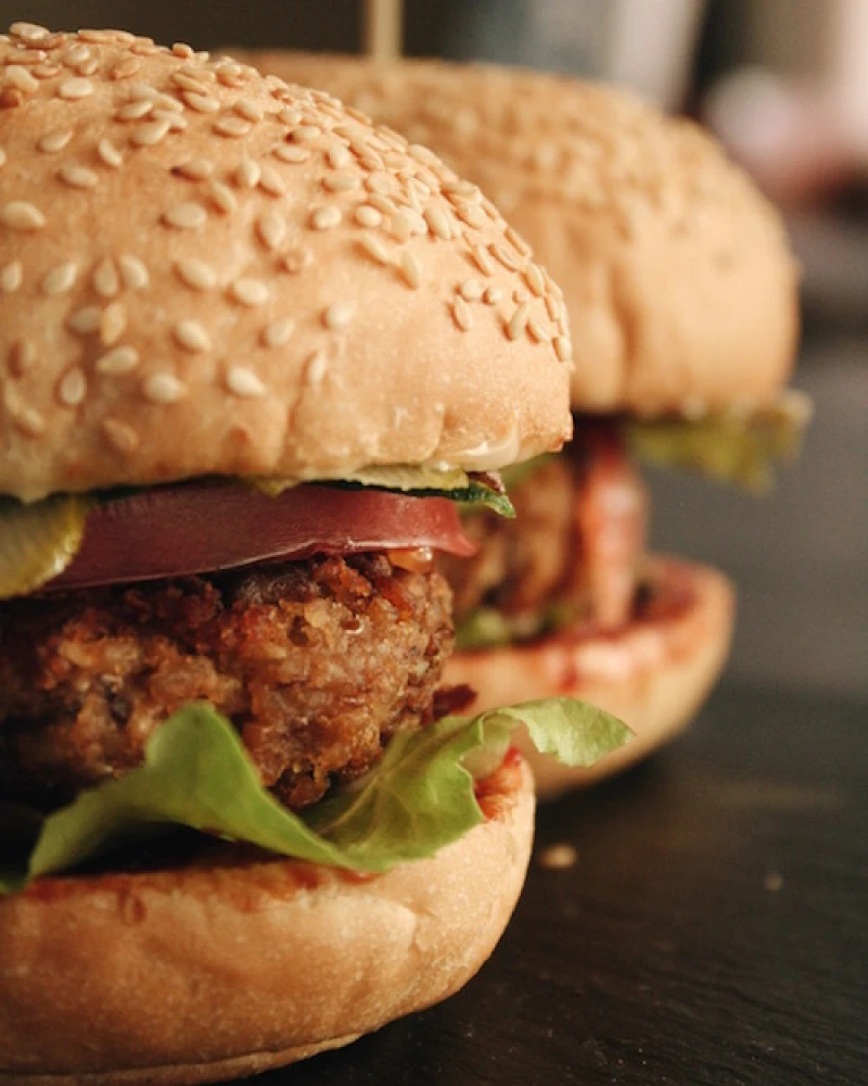 Burgeri ar pupiņu-sēņu-rīsu plācenīšiem