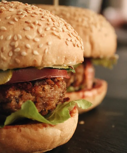 Burgeri ar pupiņu-sēņu-rīsu plācenīšiem