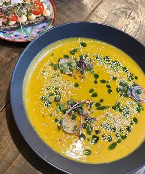 Burkānu krēmzupa ar zemesriekstiem Āzijas gaumē