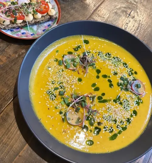 Burkānu krēmzupa ar zemesriekstiem Āzijas gaumē