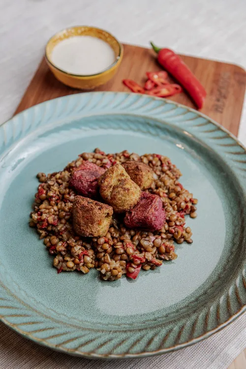 Dārzeņu kroketes ar jogurta un piparmētru mērci, humusu un lēcu ragū