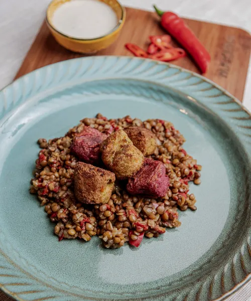Dārzeņu kroketes ar jogurta un piparmētru mērci, humusu un lēcu ragū