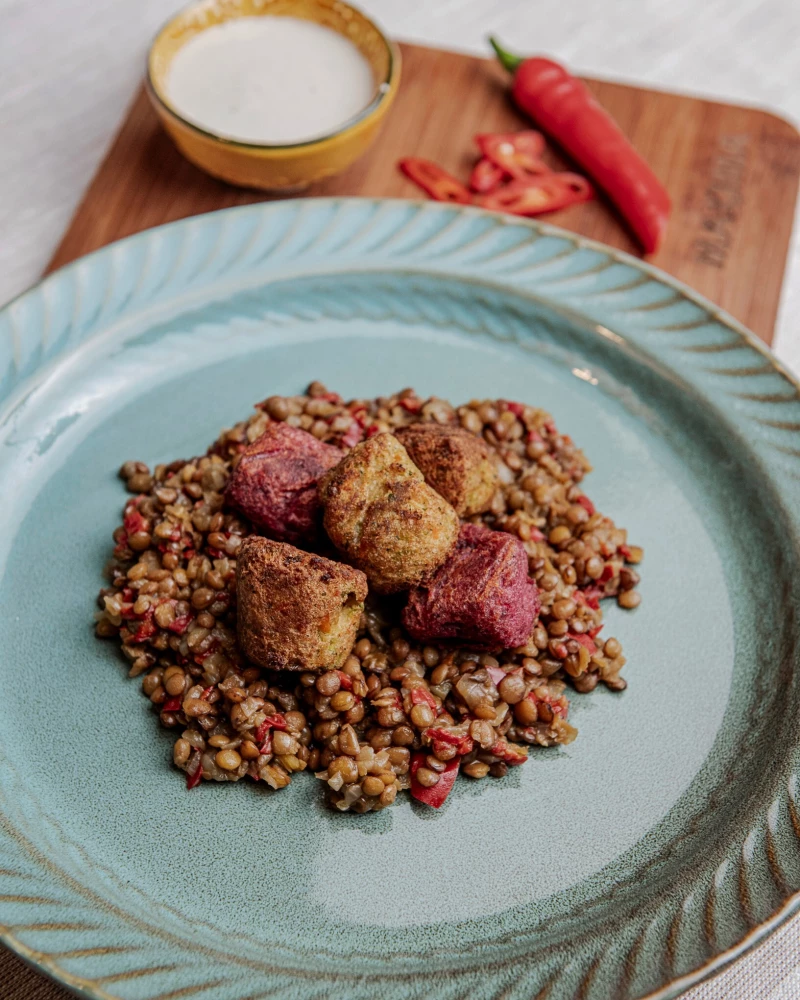 Dārzeņu kroketes ar jogurta un piparmētru mērci, humusu un lēcu ragū