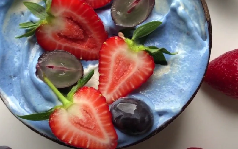 Zilās spirulīnas nice-cream