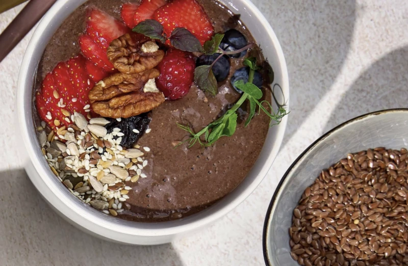 Kakao smūtija bļoda ar kaņepju proteīnu