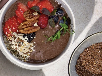 Kakao smūtija bļoda ar kaņepju proteīnu