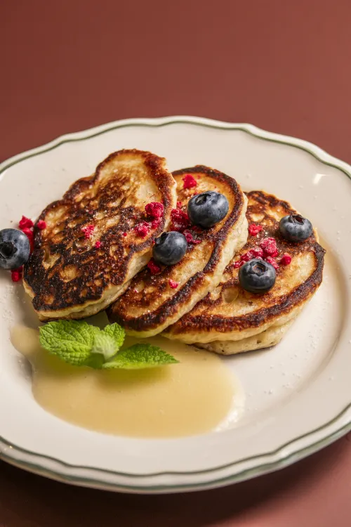 Rauga pankūkas ar ābolu biezeni