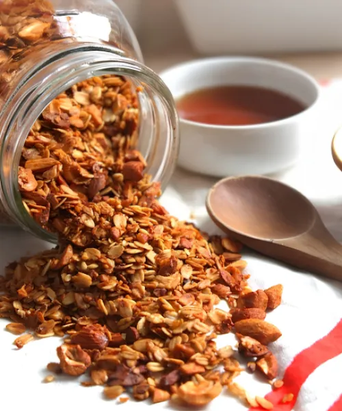 Zeltainā granola ar riekstiem un sēkliņām