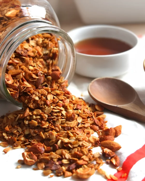 Zeltainā granola ar riekstiem un sēkliņām