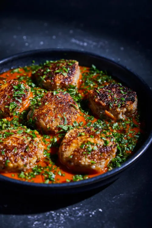 Griķu kotletes ar tomātu mērci