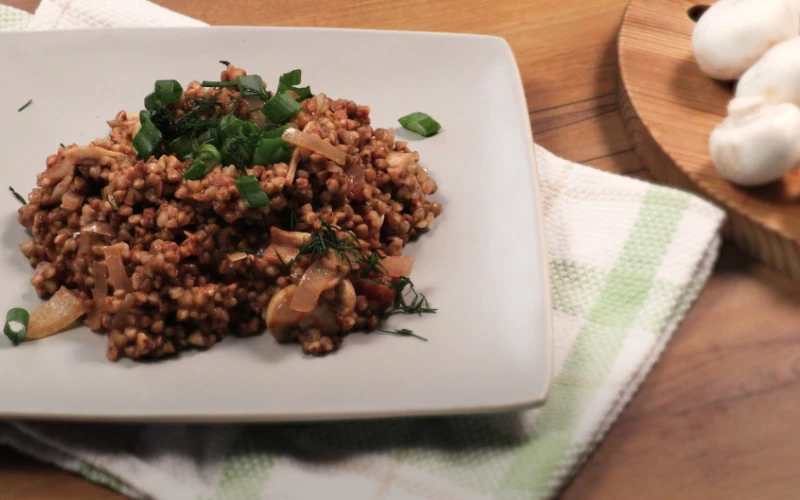 Griķu un sēņu sautējums