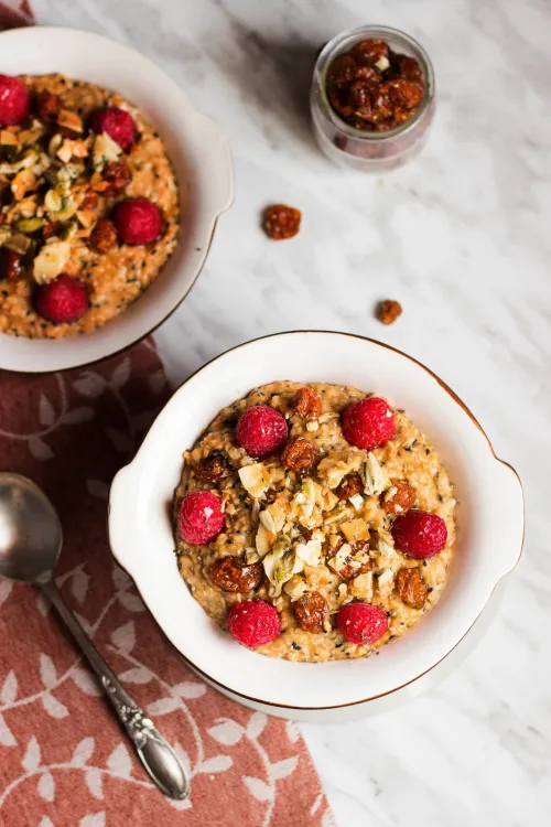 Krēmīga kokosriekstu un ķirbja auzu putra