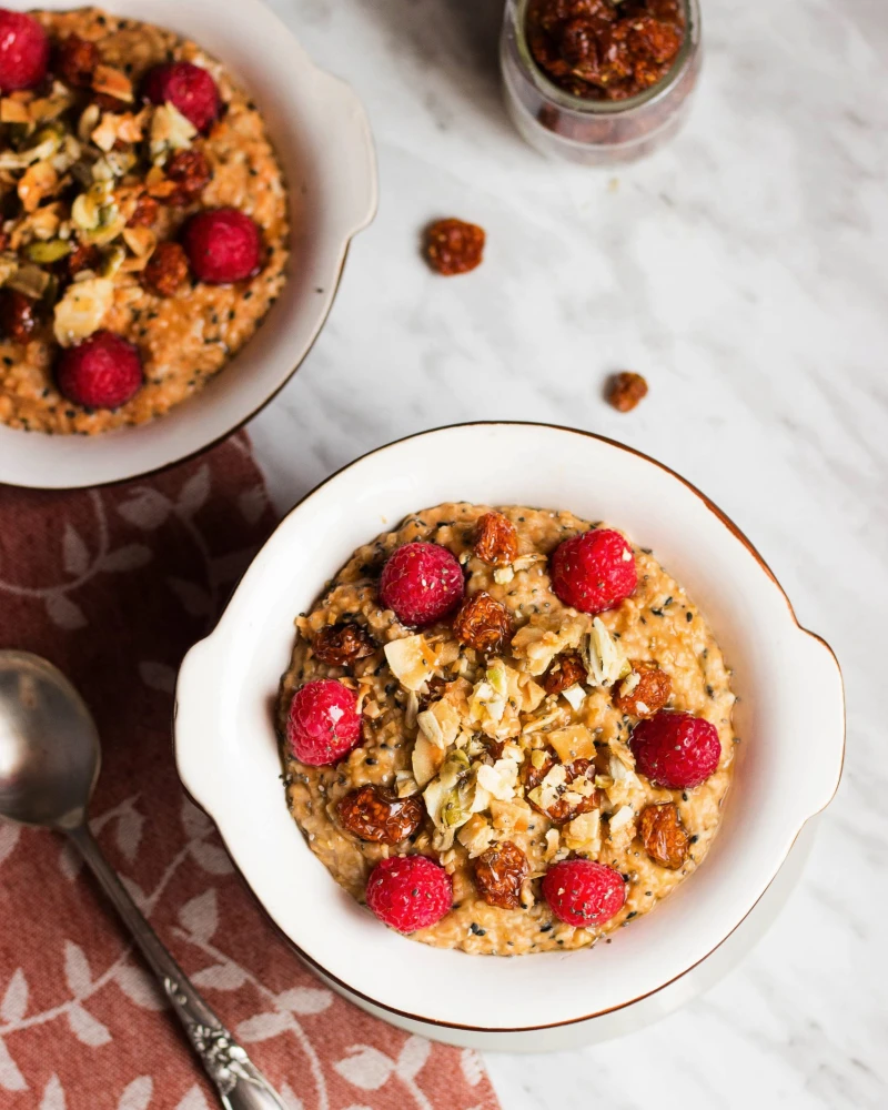 Krēmīga kokosriekstu un ķirbja auzu putra