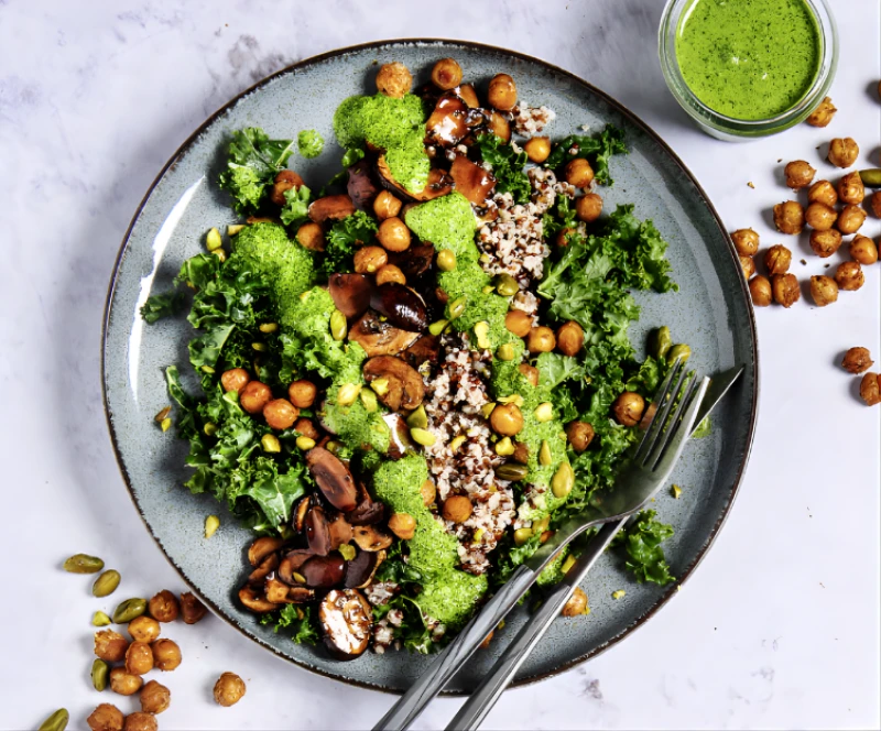 Kale salāti ar sēnēm, kvinoju un grauzdētiem lazdu riekstiem