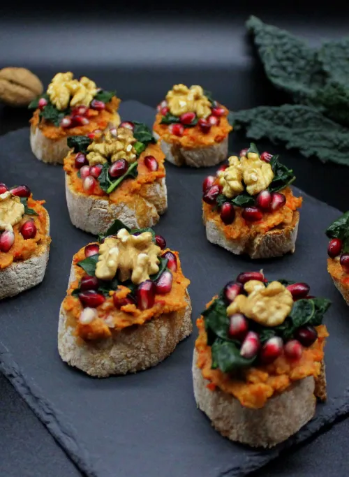 Kanapē maizītes ar lapu kāpostu un paprikas humosu