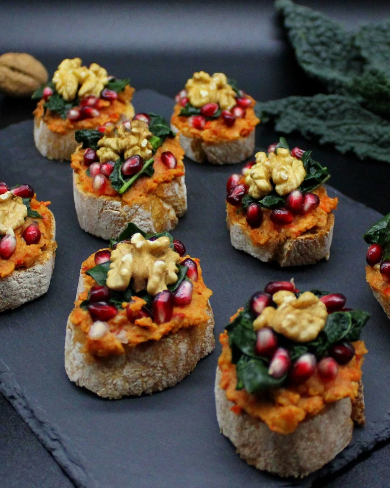 Kanapē maizītes ar lapu kāpostu un paprikas humosu