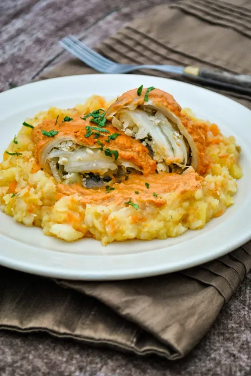 Kāpostu tīteņi ar spinātu un tofu pildījumu