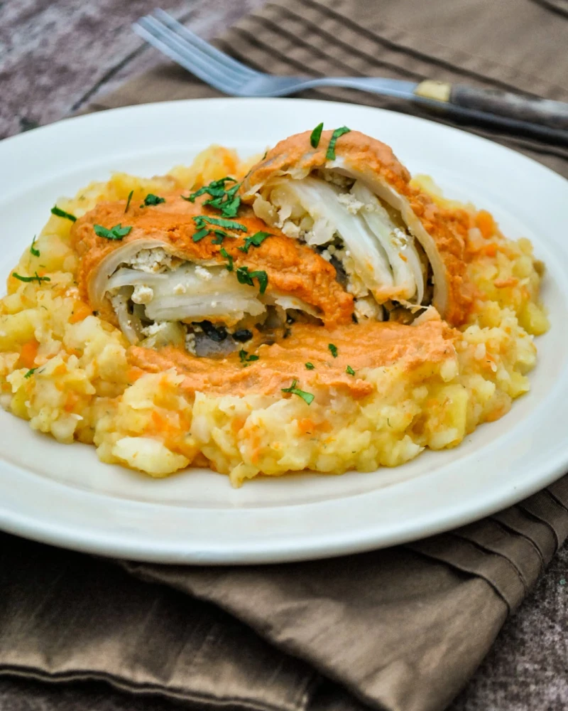 Kāpostu tīteņi ar spinātu un tofu pildījumu