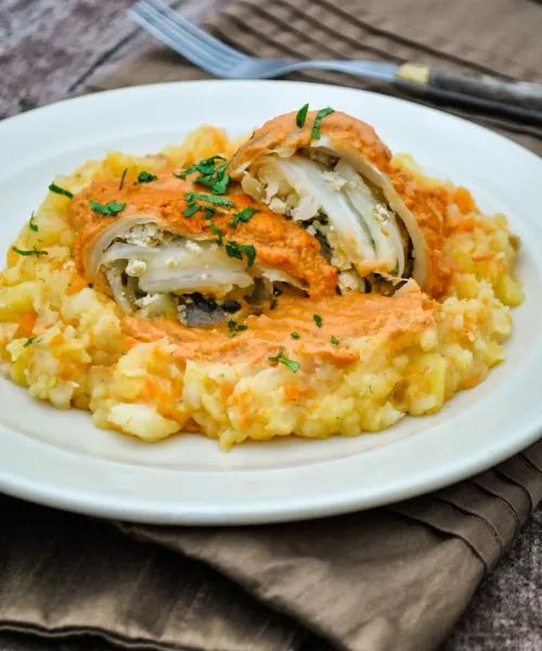 Kāpostu tīteņi ar spinātu un tofu pildījumu