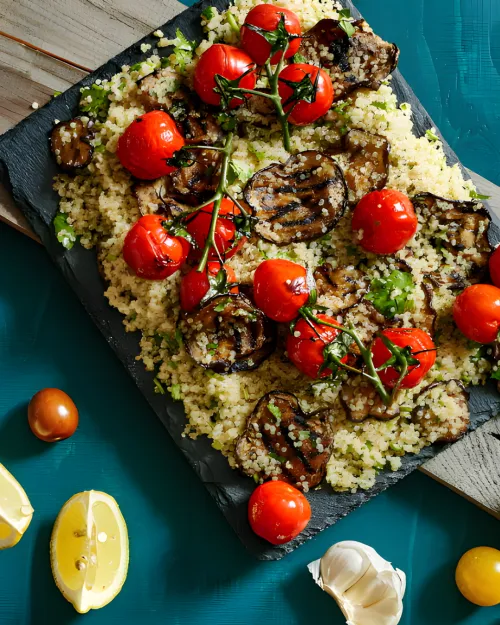 Kvinoja ar grilētu baklažānu un tomātiem