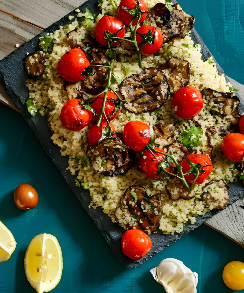 Kvinoja ar grilētu baklažānu un tomātiem