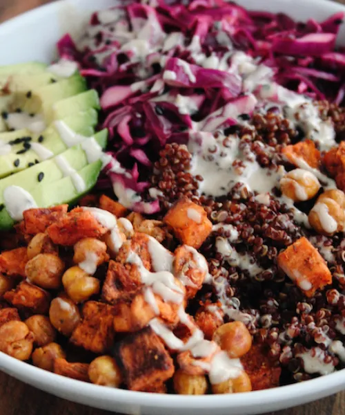 Kvinoja ar saldo kartupeli, turku zirņiem, tofu un tahini mērcīti