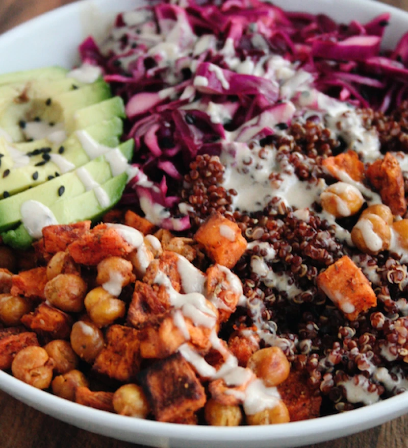 Kvinoja ar saldo kartupeli, turku zirņiem, tofu un tahini mērcīti