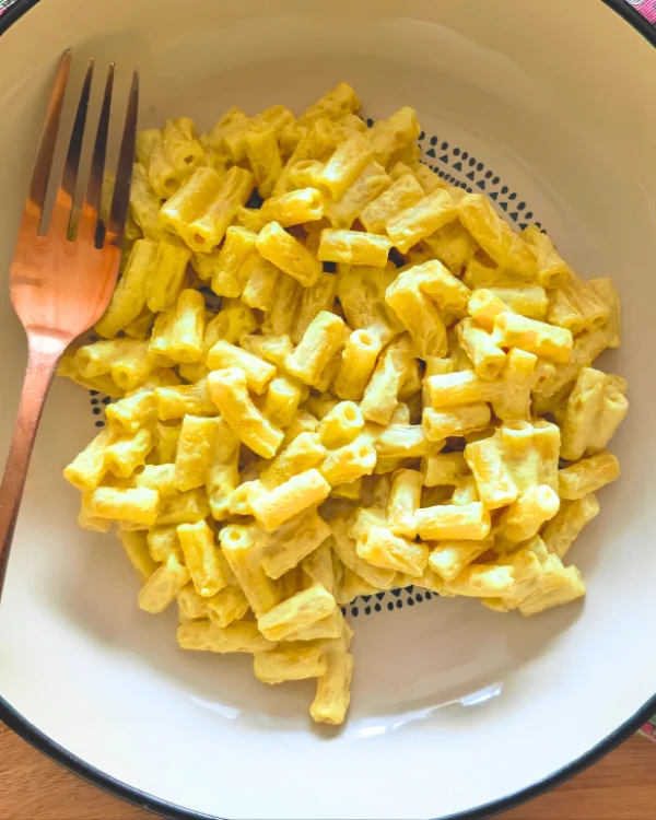 Makaroni sierīgā saulespuķu sēkliņu mērcē