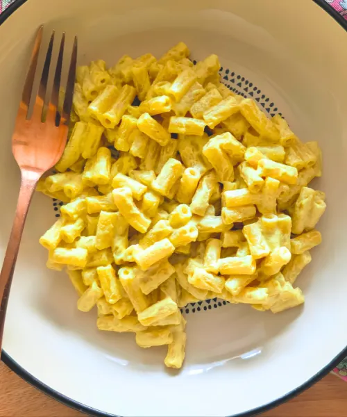 Makaroni sierīgā saulespuķu sēkliņu mērcē