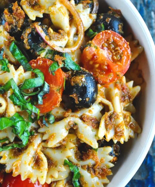 Makaronu salāti ar saulē kaltētu tomātu pesto