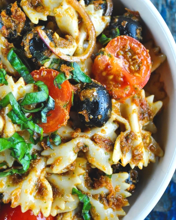 Makaronu salāti ar saulē kaltētu tomātu pesto