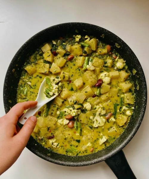 Ananasu–dārzeņu karijs