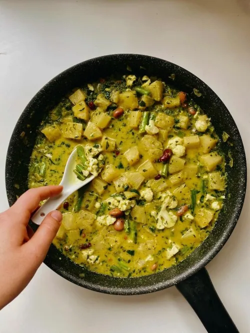 Ananasu–dārzeņu karijs