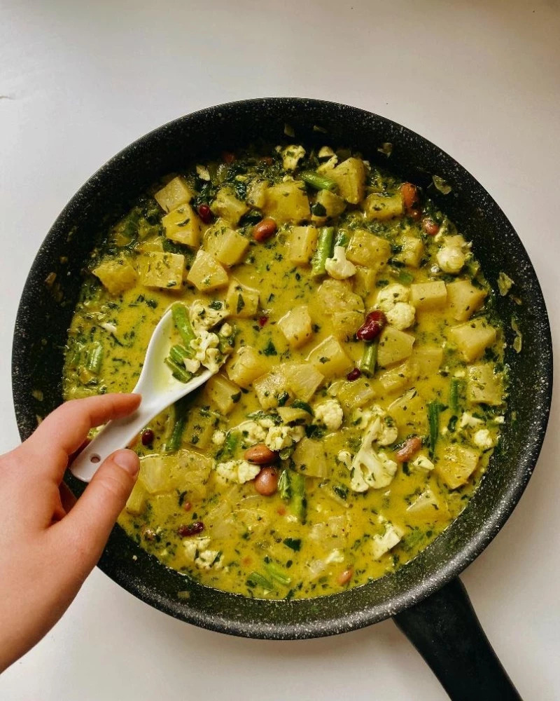 Ananasu–dārzeņu karijs