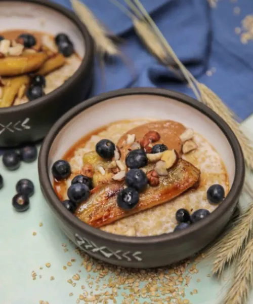 Auzu putra ar karamelizētiem banāniem